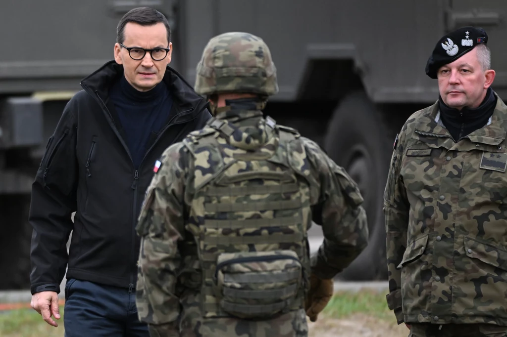 Premier Mateusz Morawiecki obserwuje manewry "Niedzwieź-22" w Nowej Dębie Premier Mateusz Morawiecki obserwuje manewry "Niedzwieź-22" w Nowej Dębie