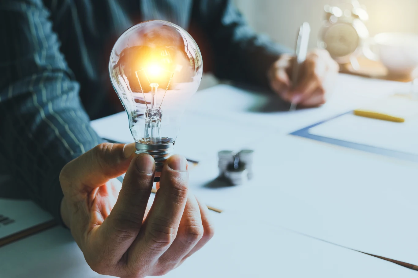 Kryzys energetyczny i podwyżki cen prądu zmuszają do zastanowienia się, jak obniżyć rachunki za prąd. Kryzys energetyczny i podwyżki cen prądu zmuszają do zastanowienia się, jak obniżyć rachunki za prąd.