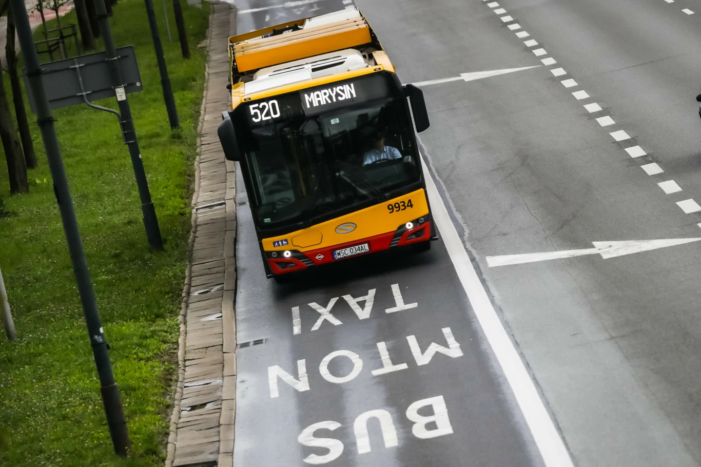 Lista pojazdów upoważnionych do jazdy buspasami jest różna w różnych miastach Lista pojazdów upoważnionych do jazdy buspasami jest różna w różnych miastach