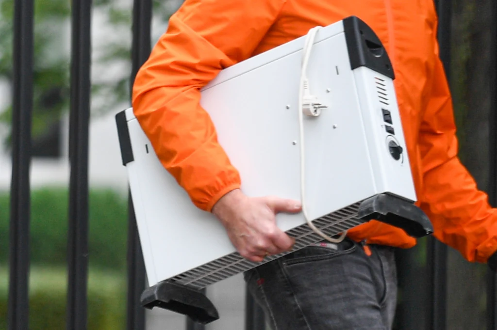 Krzysztof Ibisz najpierw zabrał elektryczny grzejnik. Czyżby w szpitalu było za zimno? Krzysztof Ibisz najpierw zabrał elektryczny grzejnik. Czyżby w szpitalu było za zimno?