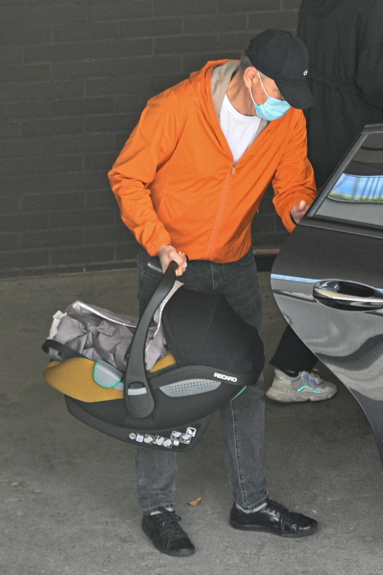 Krzysztof Ibisz wkłada małego Borysa do Mercedesa Krzysztof Ibisz wkłada małego Borysa do Mercedesa