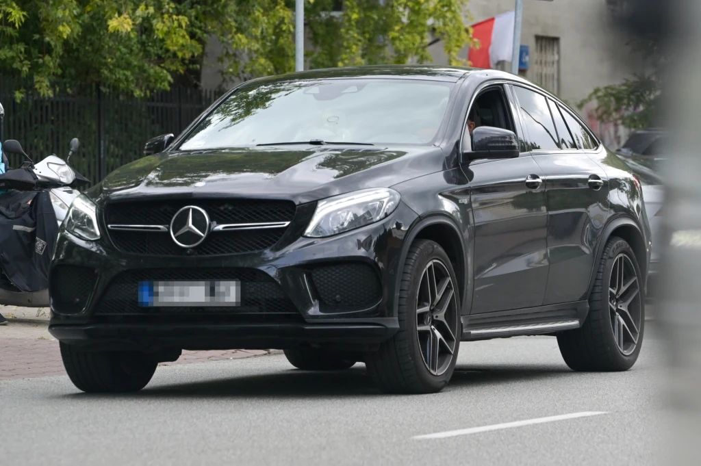 Krzysztof Ibisz z żoną i synkiem mkną do domu Mercedesem GLC Krzysztof Ibisz z żoną i synkiem mkną do domu Mercedesem GLC