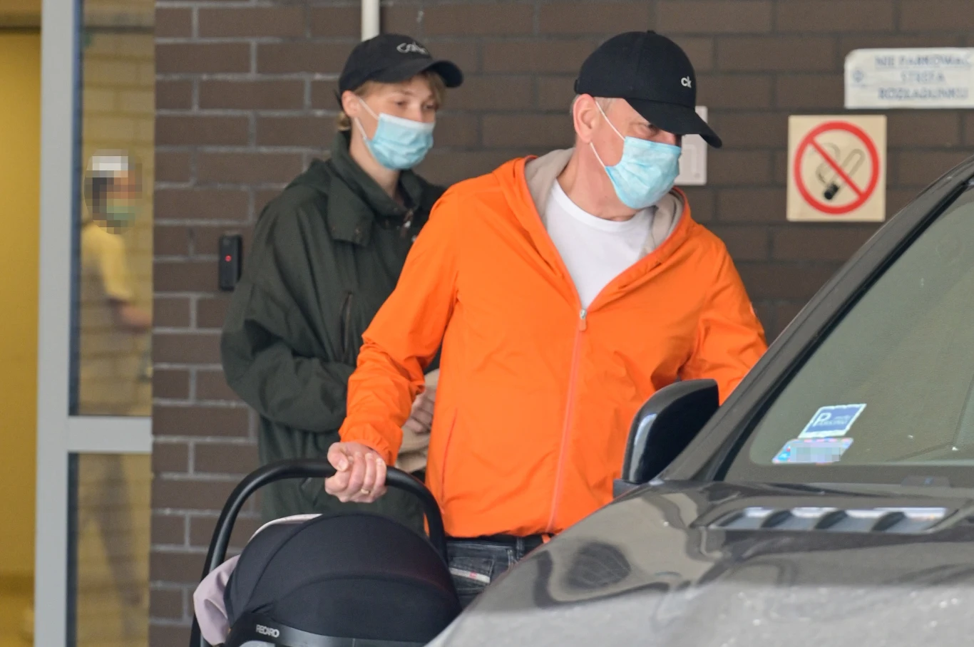 Krzysztof Ibisz odbiera żonę i małego synka ze szpitala Krzysztof Ibisz odbiera żonę i małego synka ze szpitala