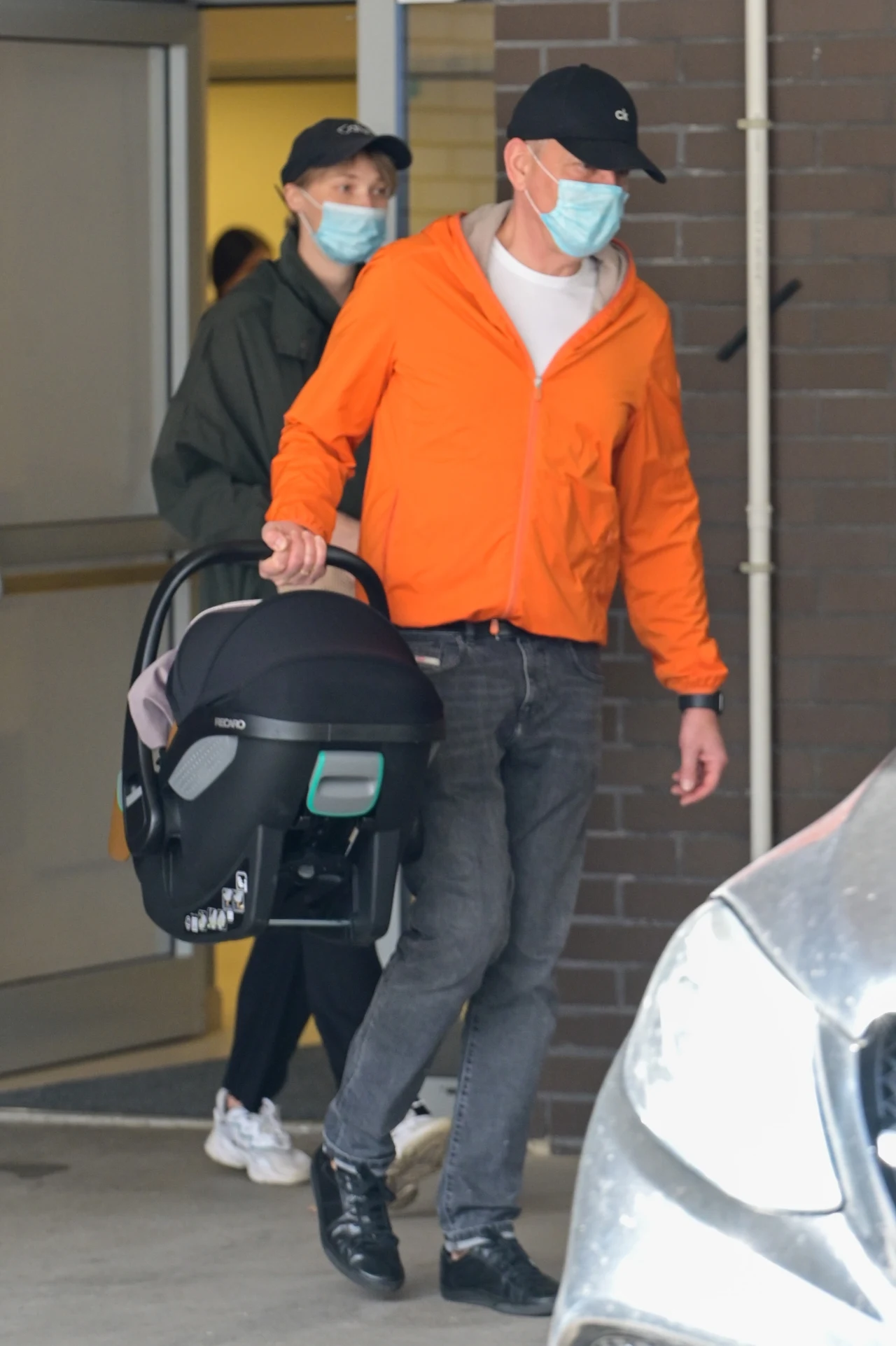 Krzysztof Ibisz z żoną i synkiem będą wsiadać do samochodu Krzysztof Ibisz z żoną i synkiem będą wsiadać do samochodu