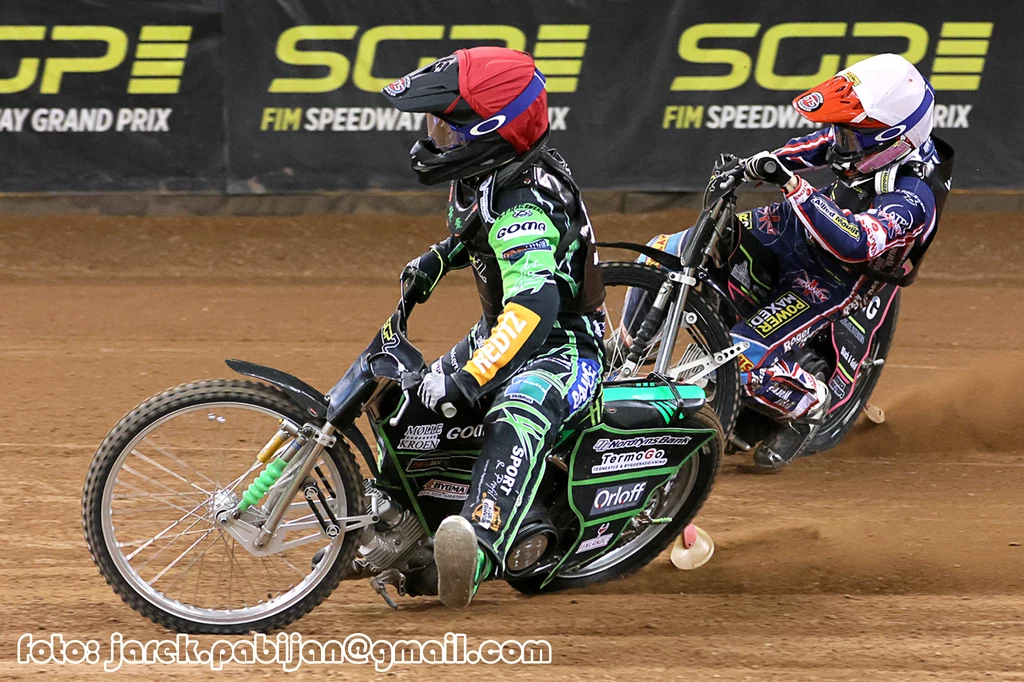 Jonas Knudsen w kasku czerwonym Jonas Knudsen w kasku czerwonym