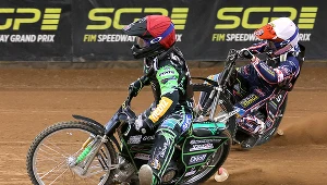 Jonas Knudsen w kasku czerwonym