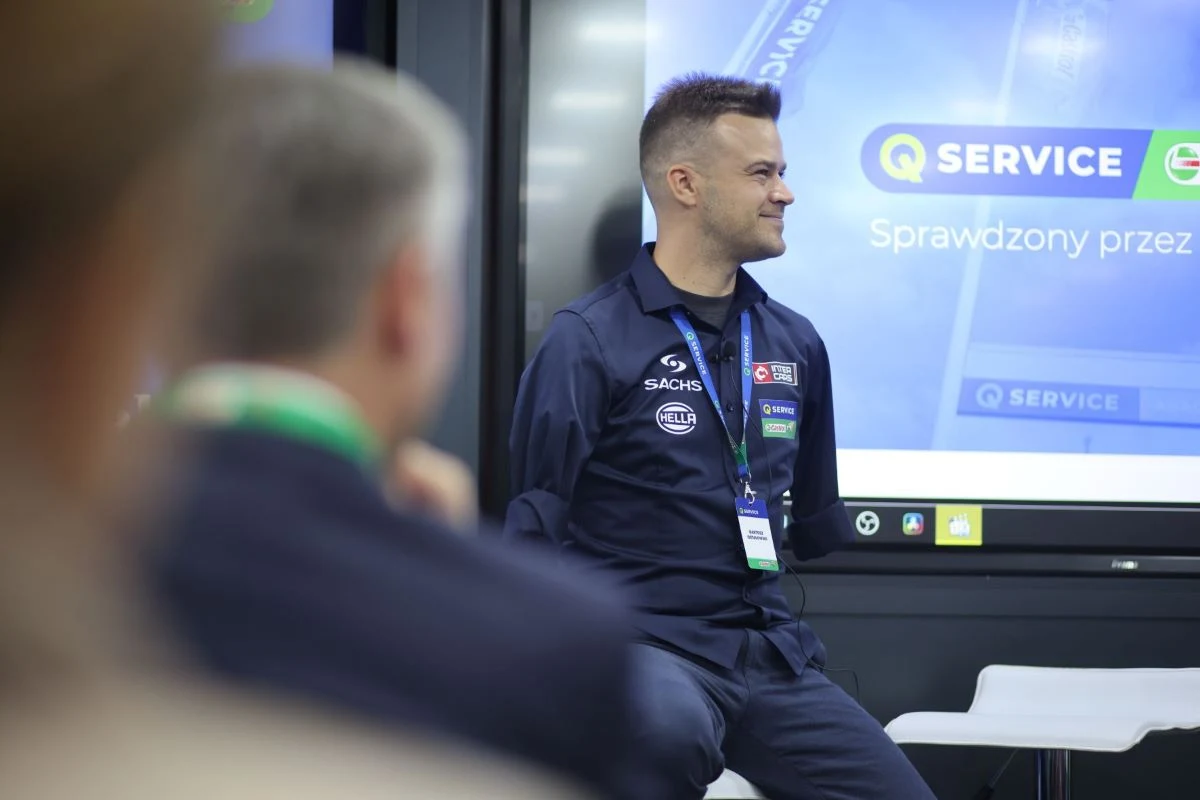 Obecny na konferencji drifter Bartosz Ostałowski od 2020 roku jest ambasadorem Inter Cars.