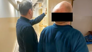 Mężczyzna przebił opony i porysował lakier przypadkowego samochodu. Został zatrzymany 