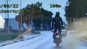 Policjanci uznali, że taka jazda, nawet 60 km/h to zagrożenie bezpieczeństwa w ruchu drogowym. Litości nie mieli