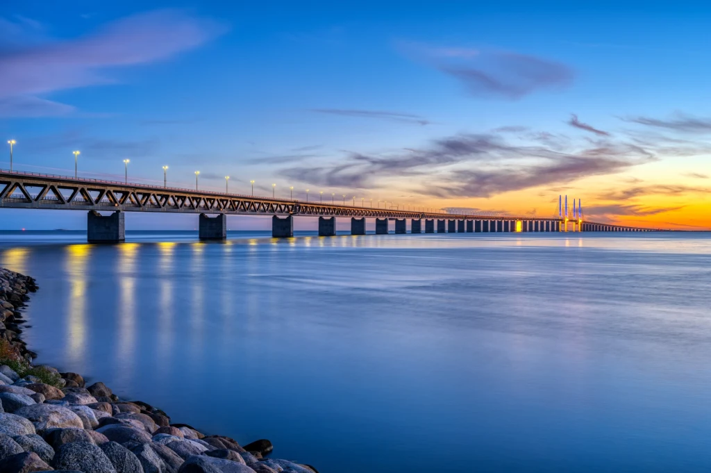 Most nad Sundem (Öresund) to most między Szwecją a Danią, z dwupasmową koleją i czteropasmową autostradą. Most jest największym mostem kombinowanym w Europie, obsługującym zarówno transport kolejowy, jak i drogowy. Jest jednym z największych tego typu obiektów. Jego największy maszt znajduje się 204 metry nad ziemią. Całkowita długość mostu wynosi 7845 metrów. 