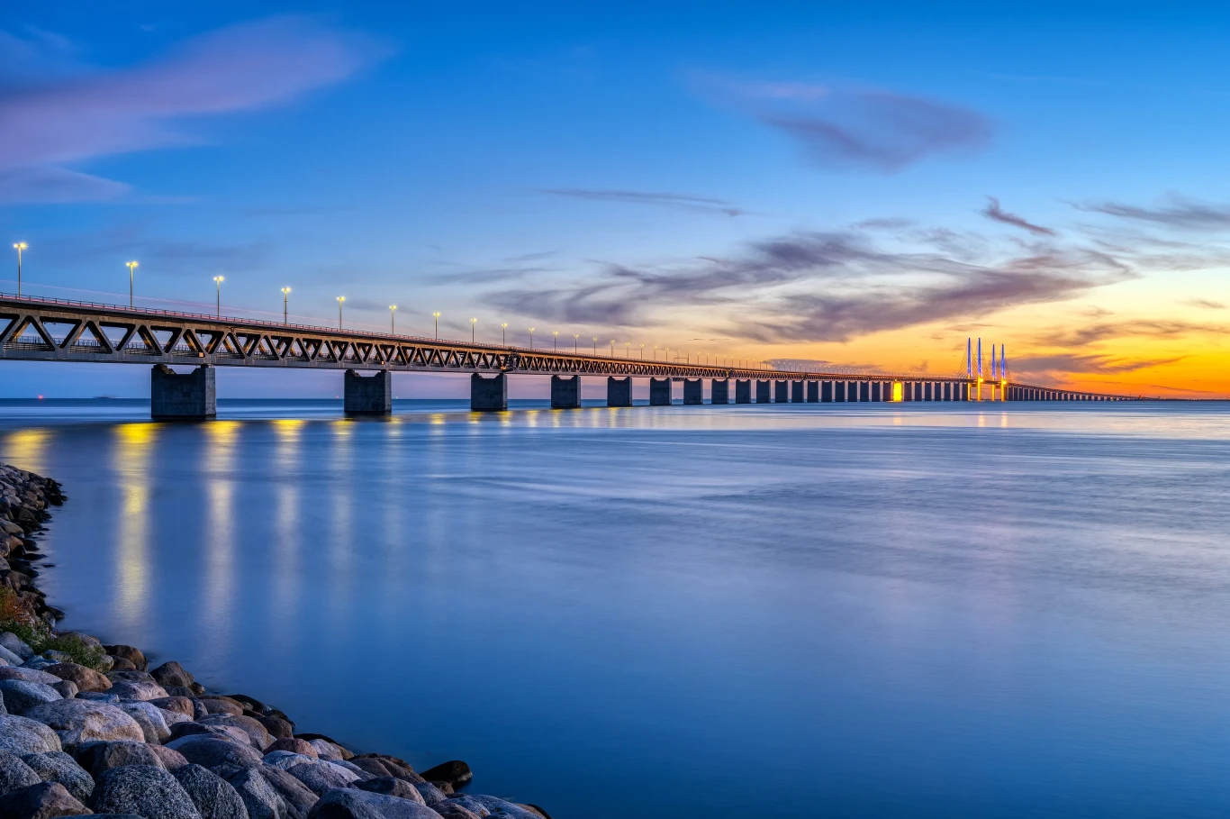 Most nad Sundem (Öresund) to most między Szwecją a Danią, z dwupasmową koleją i czteropasmową autostradą. Most jest największym mostem kombinowanym w Europie, obsługującym zarówno transport kolejowy, jak i drogowy. Jest jednym z największych tego typu obiektów. Jego największy maszt znajduje się 204 metry nad ziemią. Całkowita długość mostu wynosi 7845 metrów. Most nad Sundem (Öresund) to most między Szwecją a Danią, z dwupasmową koleją i czteropasmową autostradą. Most jest największym mostem kombinowanym w Europie, obsługującym zarówno transport kolejowy, jak i drogowy. Jest jednym z największych tego typu obiektów. Jego największy maszt znajduje się 204 metry nad ziemią. Całkowita długość mostu wynosi 7845 metrów.