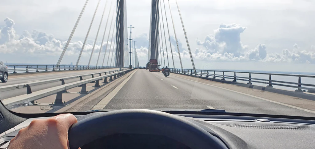 Przejazd przez most jest płatny, samochód osobowy to koszt około 50 euro.