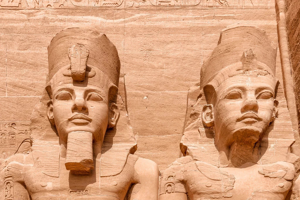 Posągi przed świątynią Abu Simbel przestawiające Ramzesa II i jego żonę Nefertari