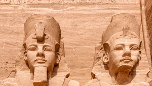 Posągi przed świątynią Abu Simbel przestawiające Ramzesa II i jego żonę Nefertari