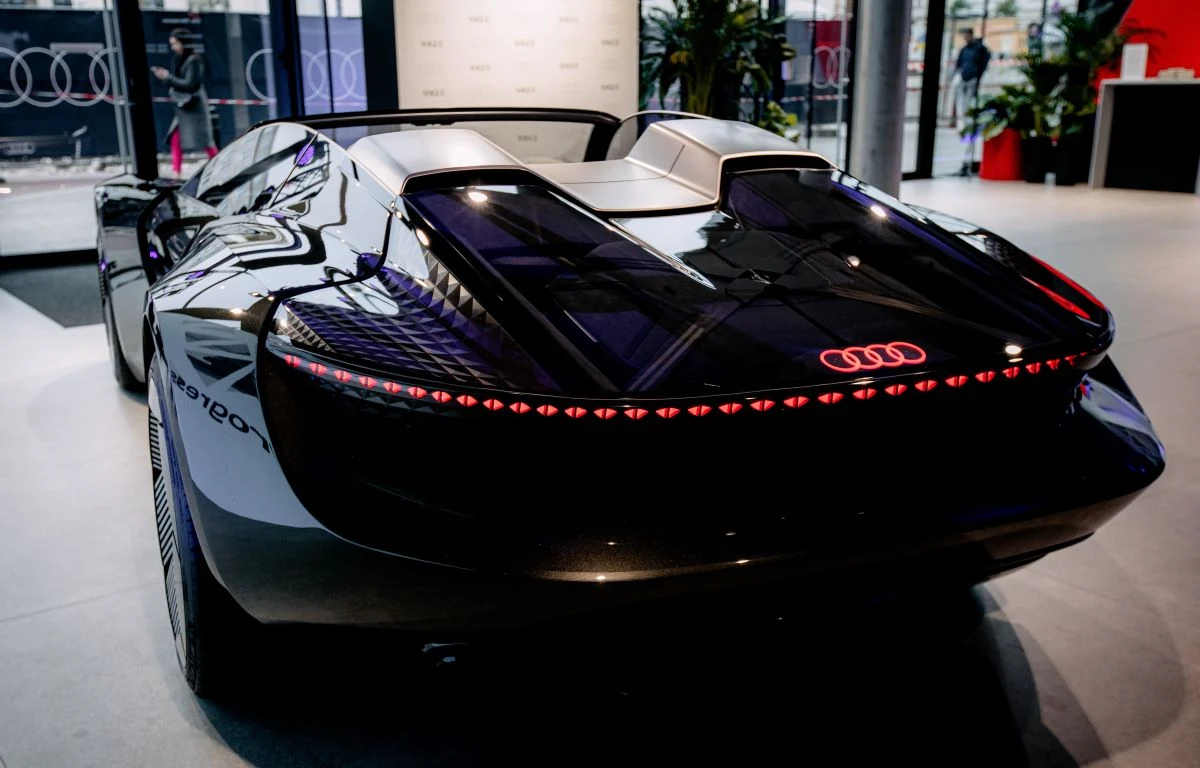 Audi skysphere concpet ma rozpędzać się od zera do "setki" w ciągu 4 sekund. Audi skysphere concpet ma rozpędzać się od zera do "setki" w ciągu 4 sekund.