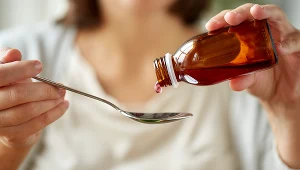 W aptece pytaj o syropy dopasowane do swoich objawów. Wykrztuśne stosuj tylko przy kaszlu mokrym  