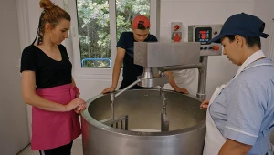 Rolnicy coraz częściej dorabiają na etacie.  Jeśli spełnią warunki, mogą łączyć składki ZUS i KRUS 