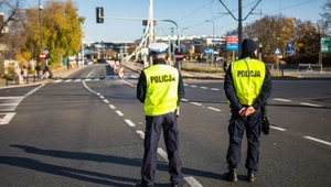 Dwujezdniowe drogi w obszarze zabudowanym stały się pułapkami na kierowców. To efekt nowej definicji "skrzyżowania"