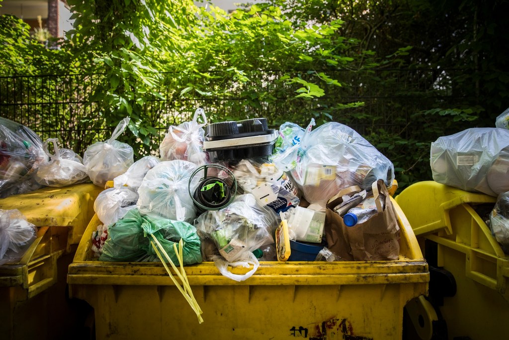 Tworzywa sztuczne zaleją Polskę? Branża recyklingu stoi w obliczu kryzysu związanego z wysokimi cenami energii. Może się to odbić na całym systemie gospodarki odpadami w Polsce