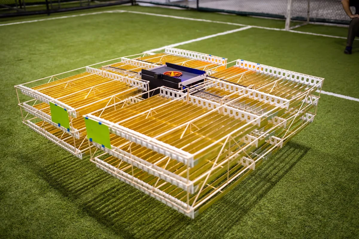 Pędniki drona wytwarzające wiatr jonowy przypominają kuchenną suszarkę do naczyń. / foto: Undefined Technologies Pędniki drona wytwarzające wiatr jonowy przypominają kuchenną suszarkę do naczyń. / foto: Undefined Technologies