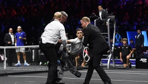 Szok w czasie Laver Cup! Mężczyzna wbiegł na kort i się podpalił