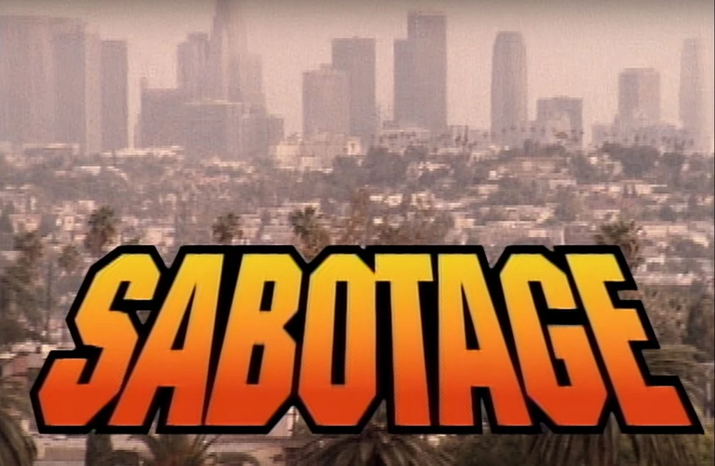 screen z teledysku "Sabotage"