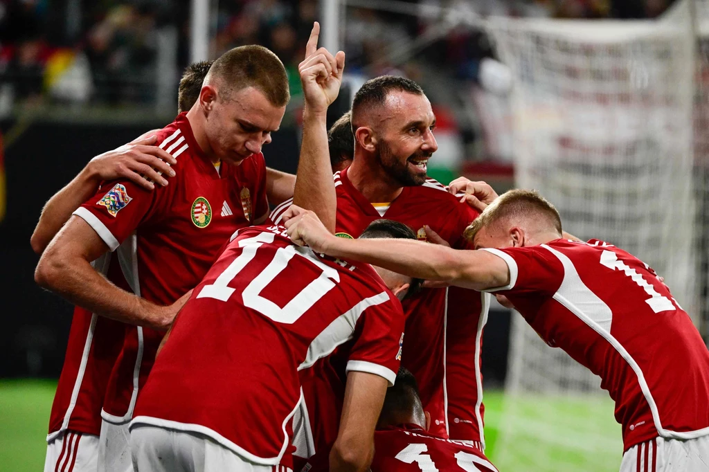 Węgrzy celebrują bramkę zdobytą przez kapitana Adama Szalaia Węgrzy celebrują bramkę zdobytą przez kapitana Adama Szalaia