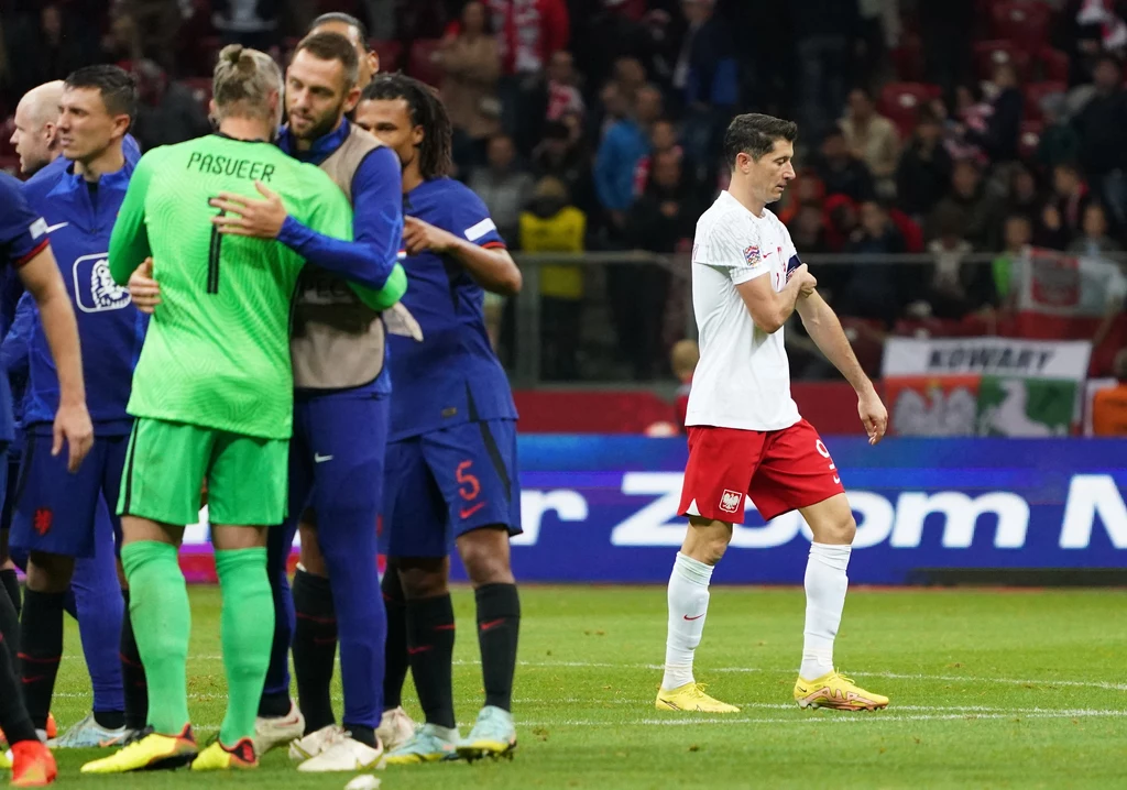 Robert Lewandowski i jego koledzy z reprezentacji Polski nie mieli specjalnych powodów do zadowolenia po meczu z Holandią w ramach Ligi Narodów UEFA Robert Lewandowski i jego koledzy z reprezentacji Polski nie mieli specjalnych powodów do zadowolenia po meczu z Holandią w ramach Ligi Narodów UEFA