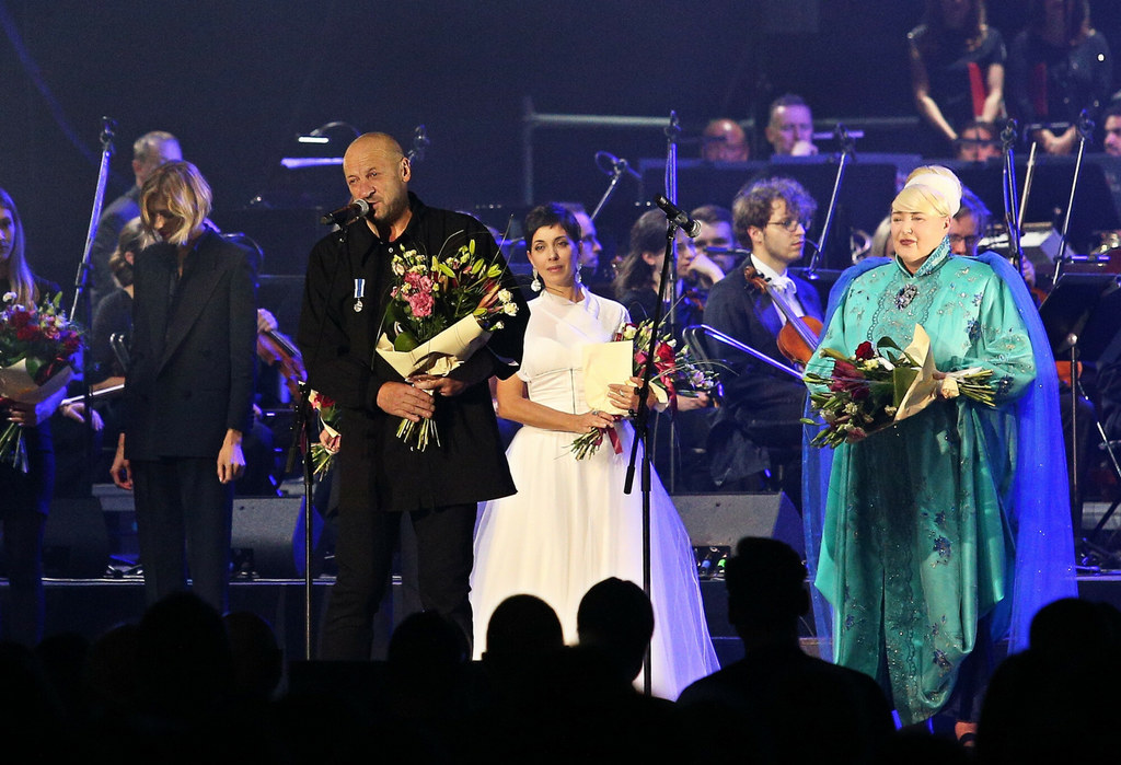 Zbigniew Preisner i Lisa Gerrard (pierwsza z prawej) ponownie nagrali płytę. Z tyłu Anja Rubik (pierwsza z lewej) i Teresa Salgueiro