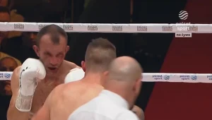 Miłosz Grabowski (tuż za sędzią ringowym)