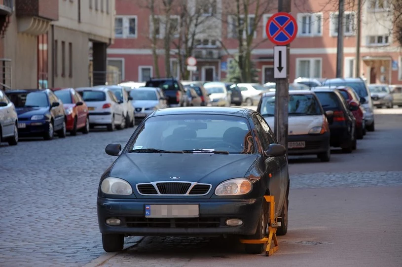 Jaki mandat grozi za parkowanie na zakazie?