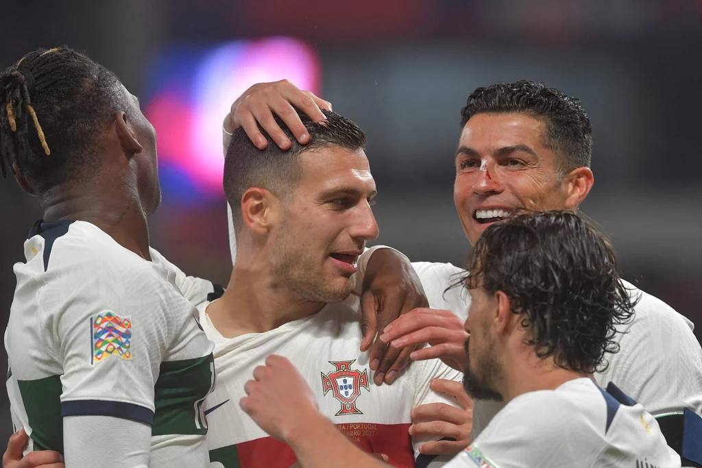 Diogo Dalot (w środku), obok niego przodem Cristiano Ronaldo