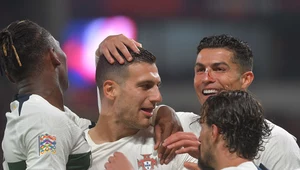 Diogo Dalot (w środku), obok niego przodem Cristiano Ronaldo