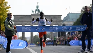 Kenijczyk Eliud Kipchoge pobił w Berlinie rekord świata w maratonie