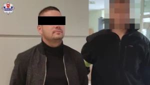 Dwaj mężczyźni mieli napaść na kobietę po wyjściu z kantoru. Usłyszeli zarzuty kradzieży szczególnie zuchwałej