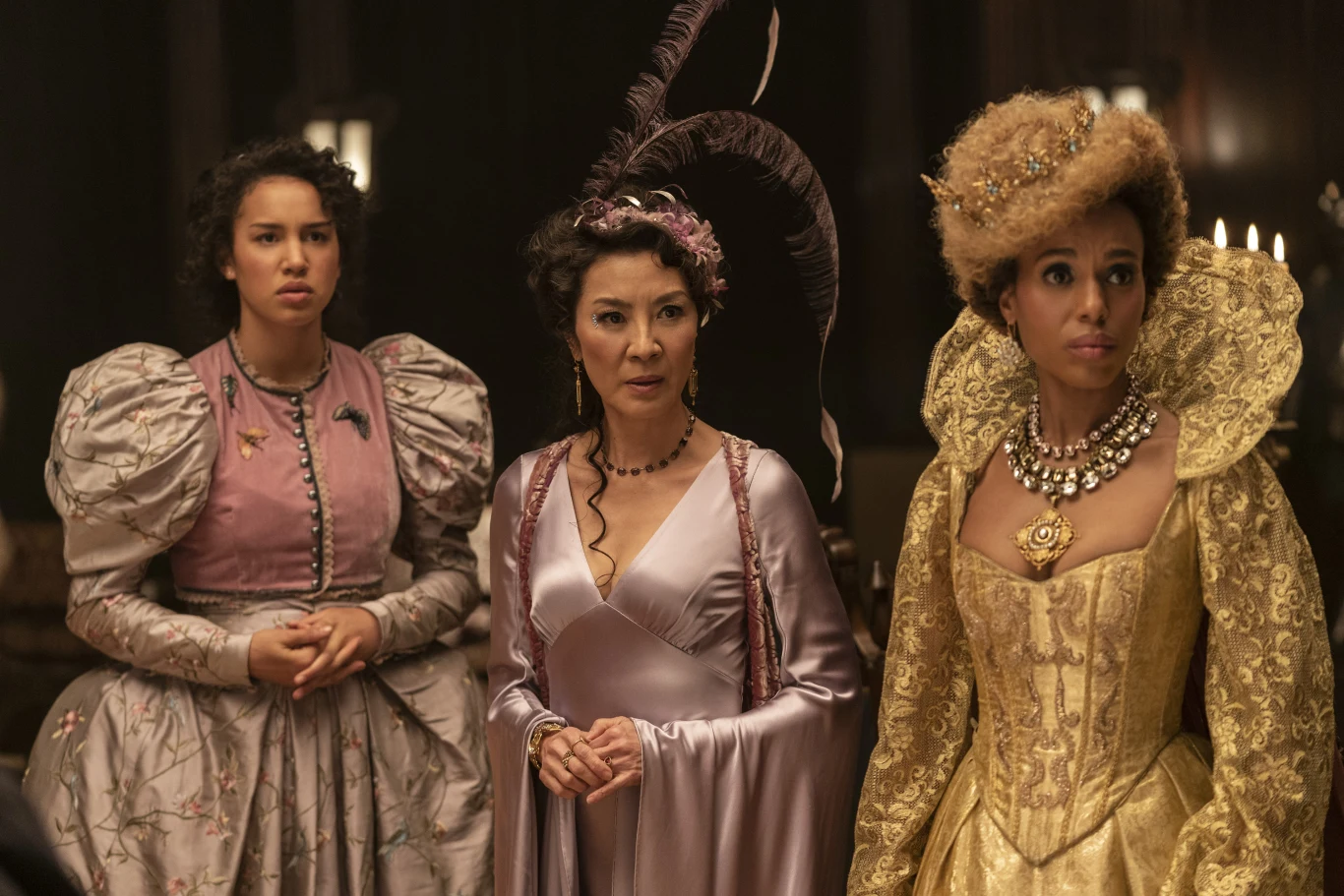 Sofia Wylie (Agatha), Michelle Yeoh (profesor Anemone) i Kerry Washington (profesor Dovey) w filmie "Akademia Dobra i Zła" Sofia Wylie (Agatha), Michelle Yeoh (profesor Anemone) i Kerry Washington (profesor Dovey) w filmie "Akademia Dobra i Zła"