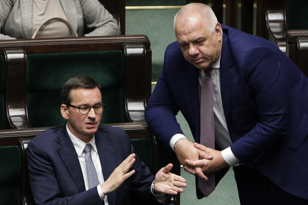Mateusz Morawiecki (L), premier i Jacek Sasin, minister aktywów
