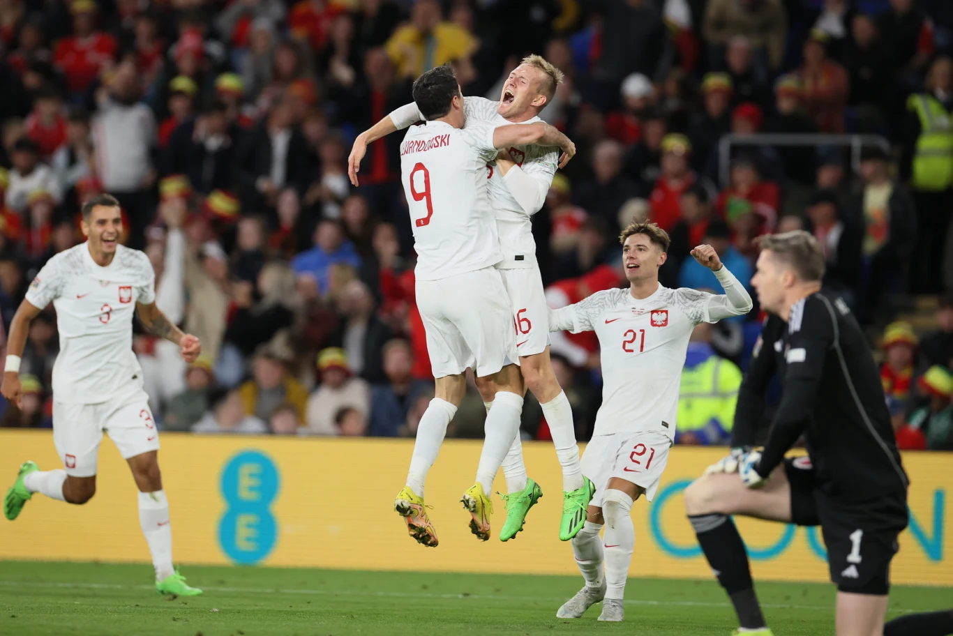 Robert Lewandowski i Karol Świderski świętują gola Robert Lewandowski i Karol Świderski świętują gola