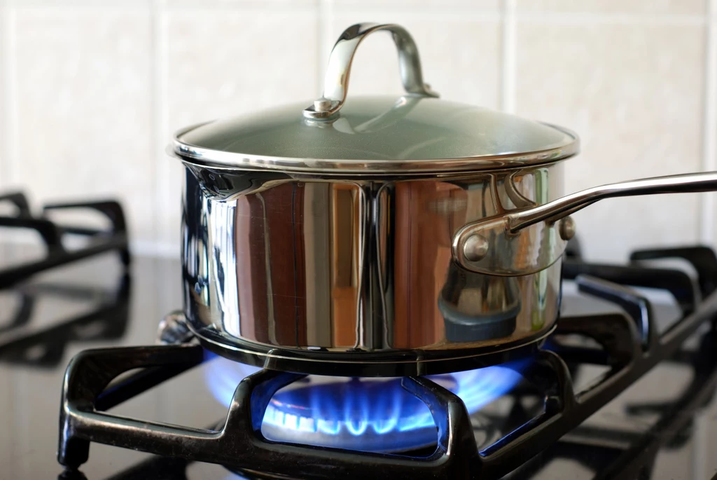 Gotowanie pod przykryciem na dużej mocy może zwiększyć ryzyko wykipienia zawartości garnka