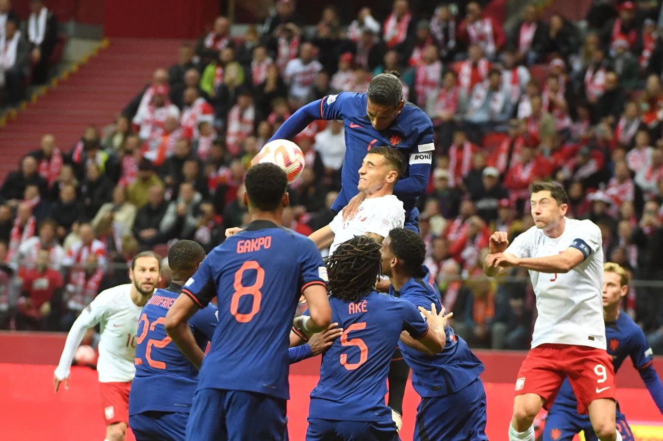 Jakub Kiwior i Robert Lewandowski w walce powietrznej z Walijczykami