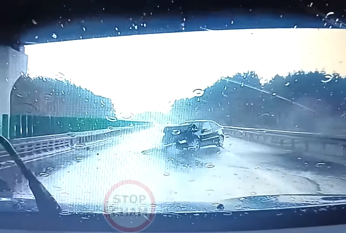 Kierowca Mercedesa nie dostosował się do warunków panujących na drodze. Kierowca Mercedesa nie dostosował się do warunków panujących na drodze.