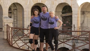 Joanna Jabłczyńska (L) i Roma Gąsiorowska (P) na planie programu "Fort Boyard" 