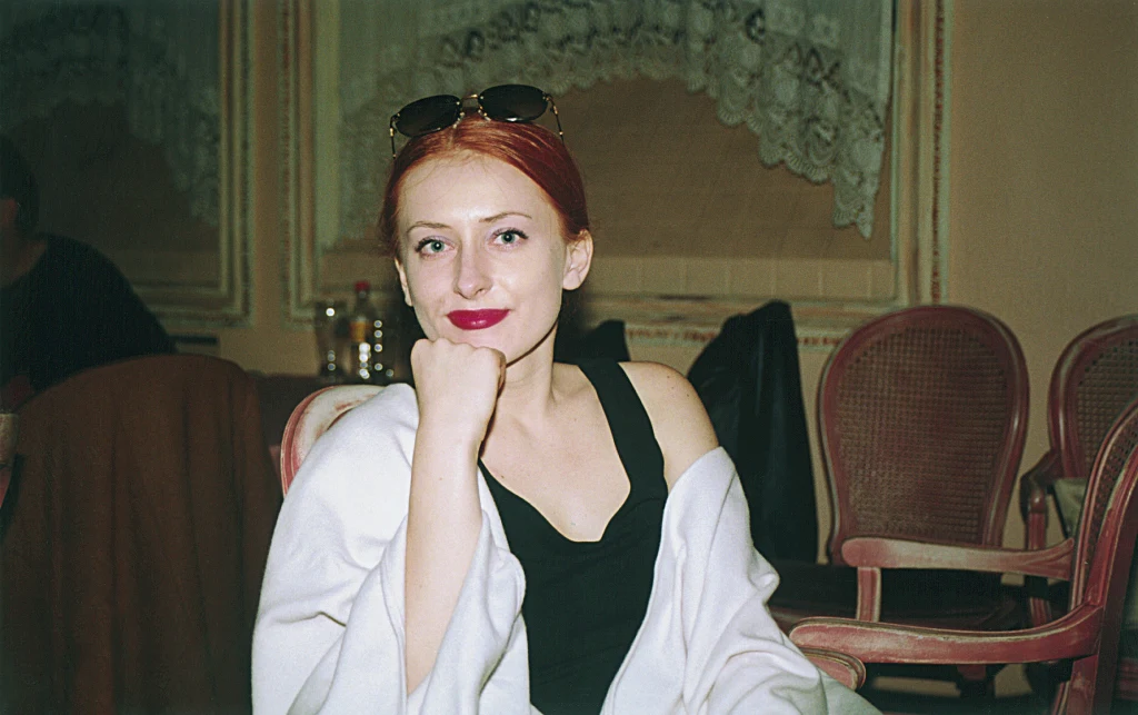 Sybilla Rostek na planie serialu "Adam i Ewa", 2001 rok. Sybilla Rostek na planie serialu "Adam i Ewa", 2001 rok.