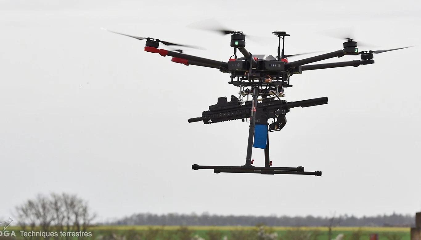 Dron to już nie zabawka, ale system bojowy (zdj. poglądowe - drony wyposażone w karabiny szturmowe testowane przez Francję Dron to już nie zabawka, ale system bojowy (zdj. poglądowe - drony wyposażone w karabiny szturmowe testowane przez Francję