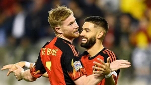 Reprezentacja Belgii (z lewej Kevin de Bruyne) cieszy się z gola w meczu z Walią w Lidze Narodów, dwa miesiące przed mundialem 2022