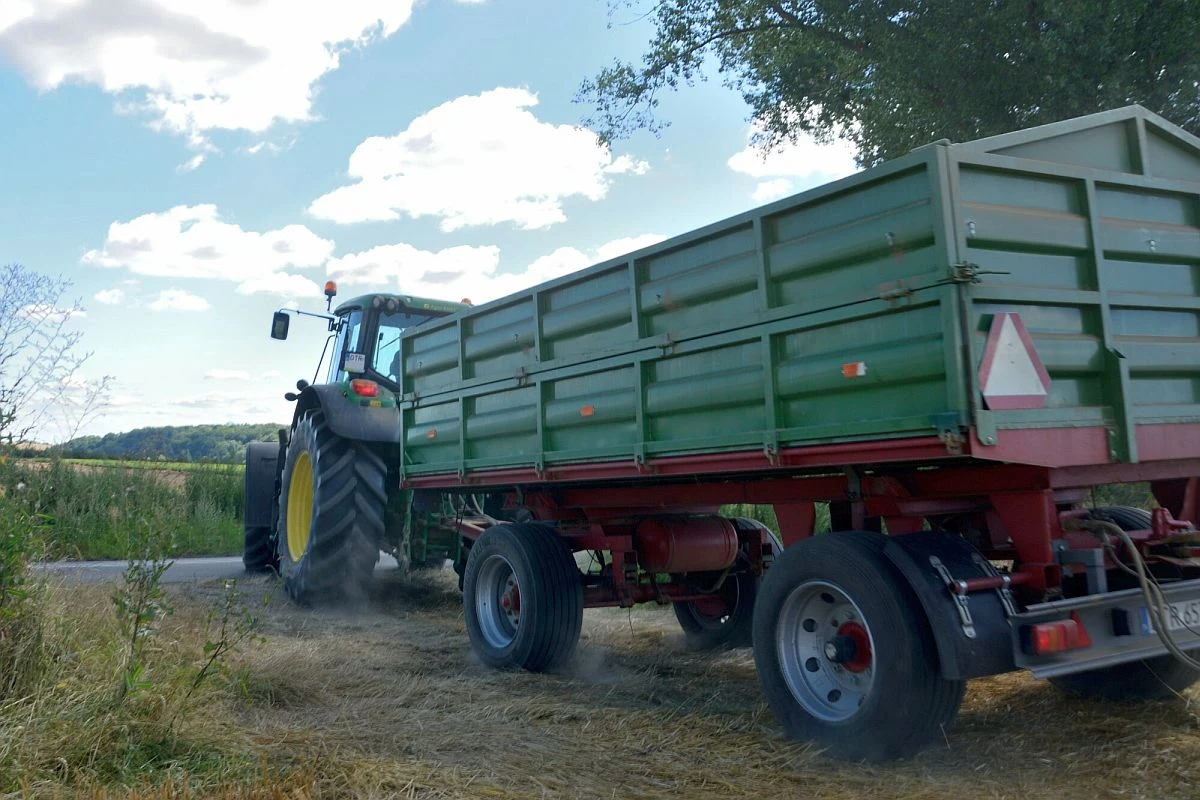 W myśl nowego kodeksu drogowego, Jeśli w pole lub do lasu zjeżdza się po asfalcie, betonie lub innej utwardzonej powierchi, mamy do czynienia ze skrzyżowaniem
