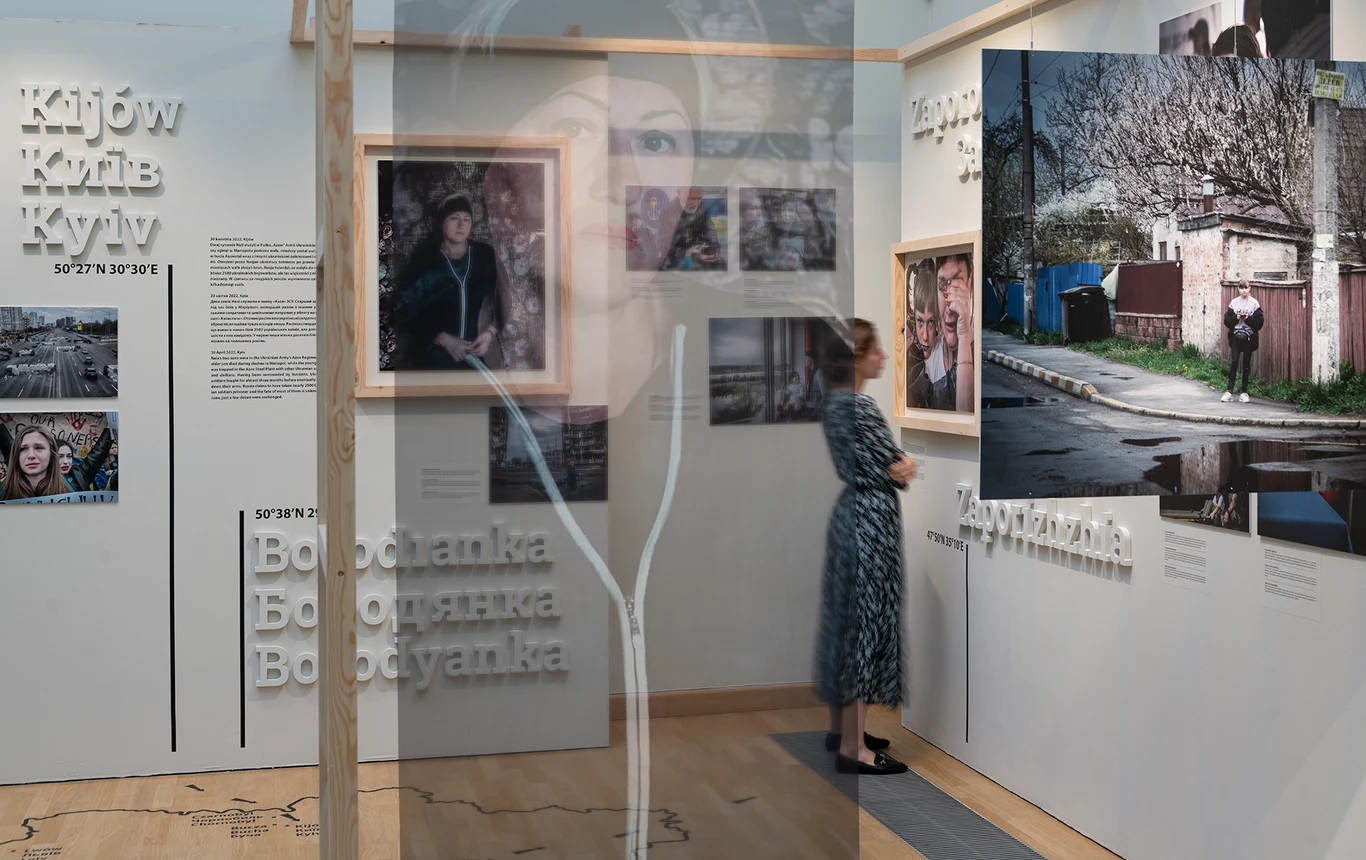 Justyna Mielnikiewicz nie tylko fotografuje, ale również nawiązuje relacje z portretowanymi osobami Justyna Mielnikiewicz nie tylko fotografuje, ale również nawiązuje relacje z portretowanymi osobami
