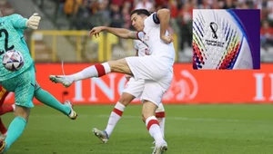Robert Lewandowski strzela gola w meczu Belgia - Polska w Lidze Narodów. Właśnie takimi piłkami będzie rozgrywany mundial 2022 w Katarze