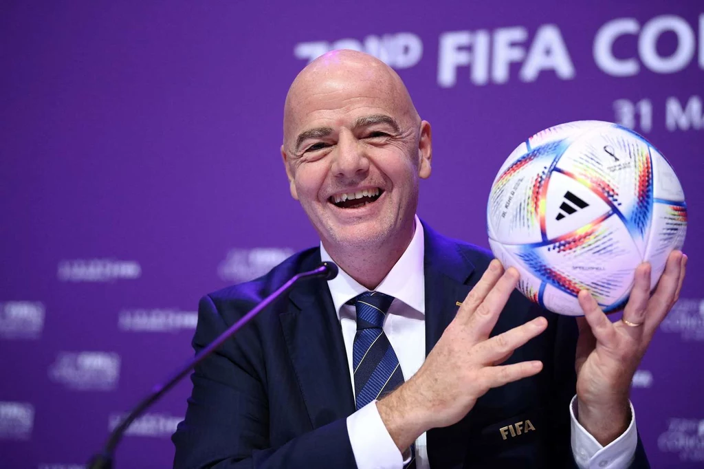 Prezydent FIFA Gianni Infantino prezentuje oficjalną piłkę mundialu 2022 w Katarze. Al Rihla została stworzona przez firmę Adidas, tak jak wszystkie piłki mistrzostw świata od 1970 roku Prezydent FIFA Gianni Infantino prezentuje oficjalną piłkę mundialu 2022 w Katarze. Al Rihla została stworzona przez firmę Adidas, tak jak wszystkie piłki mistrzostw świata od 1970 roku
