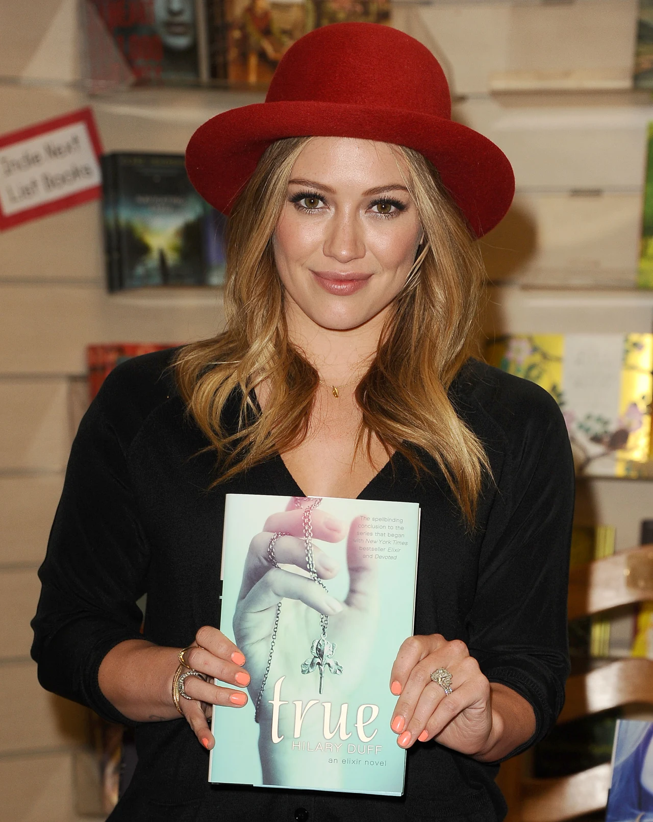 Hilary Duff ze swoją książką "True", 16 kwietnia 2013 r.